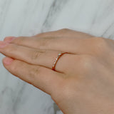 Anillo de compromiso con diamante natural central de .03ct y 10 diamantes laterales elaborado en oro rosa de 14 kilates