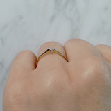 Anillo de compromiso con diamante natural de .07ct y 10 diamantes laterales en oro amarillo de 14 kilates