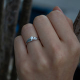 Anillo de compromiso con diamante natural de .20ct y 2 diamantes laterales elaborado en oro blanco de 14 kilates