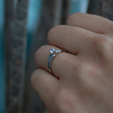 Anillo de compromiso con diamante natural de .20ct y 2 diamantes laterales elaborado en oro blanco de 14 kilates