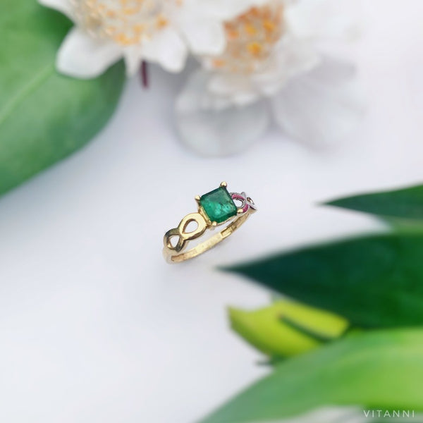Anillo de compromiso infinito con esmeralda natural en corte princesa oro amarillo de 14 kilates