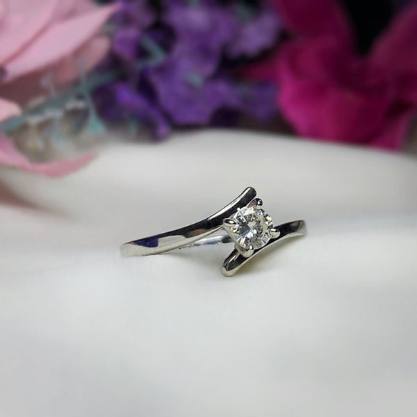 Anillo de compromiso con diamante natural de .20ct elaborado en oro de 14 kilates