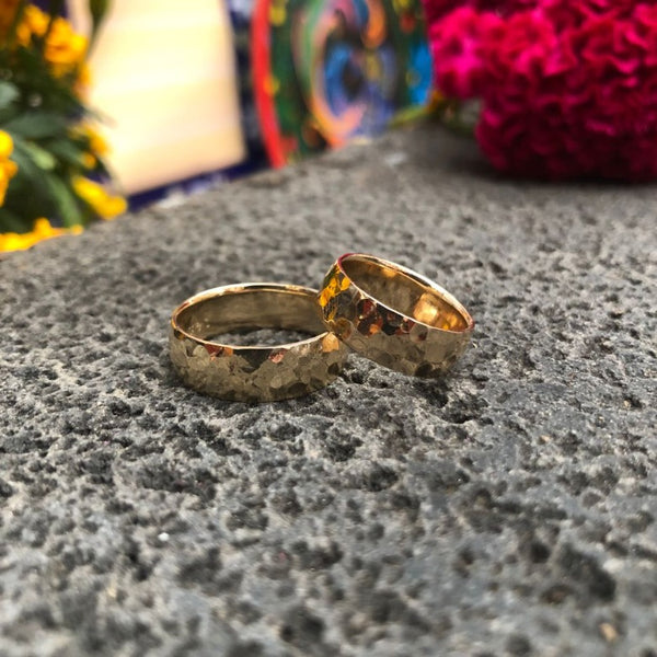 Par de argollas de matrimonio macizas de 6mm elaboradas en oro amarillo de 14 kilates