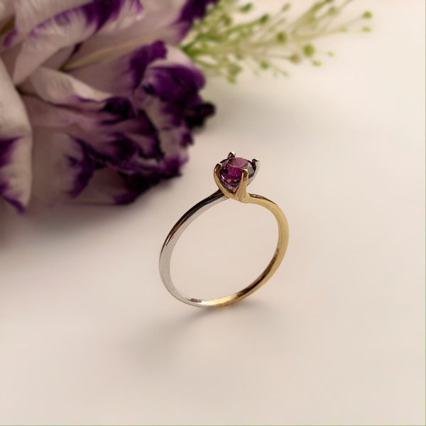Anillo de compromiso con amatista natural realizado en oro combinado de 14 kilates
