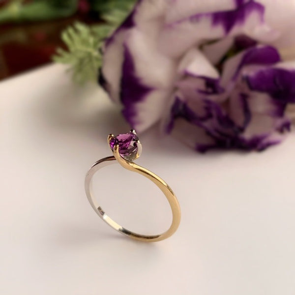 Anillo de compromiso con amatista natural realizado en oro combinado de 14 kilates