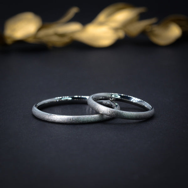 Par de argollas de matrimonio macizas de 2mm elaborada en oro blanco de 10 kilates