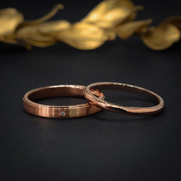 Par de argollas de matrimonio macizas de 2mm y 3mm con incrustación de diamante natural de .01ct elaboradas en oro rosa de 14 kilates