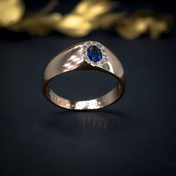 Anillo de compromiso con zafiro natural corte oval de .50ct y 12 diamantes naturales elaborado en oro rosa de 14 kilates
