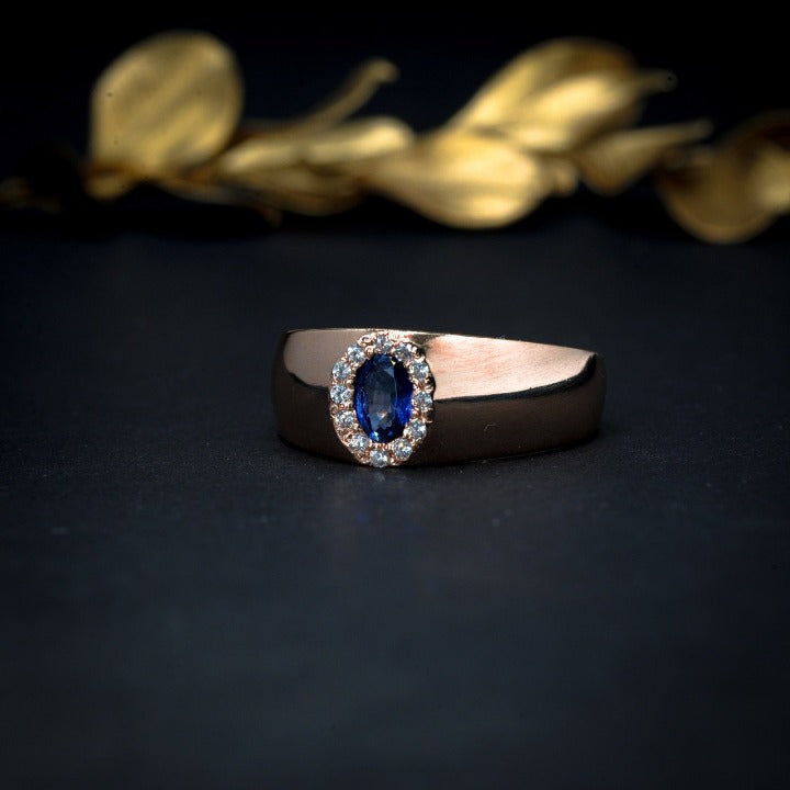 Anillo de compromiso con zafiro natural corte oval de .50ct y 12 diamantes naturales elaborado en oro rosa de 14 kilates