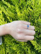 Anillo de compromiso con zafiro natural de .20ct y 10 diamantes laterales realizado en oro blanco de 14 kilates
