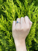 Anillo de compromiso con zafiro natural de .20ct y 10 diamantes laterales realizado en oro blanco de 14 kilates