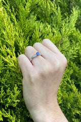 Anillo de compromiso con zafiro natural de .20ct y 10 diamantes laterales realizado en oro blanco de 14 kilates