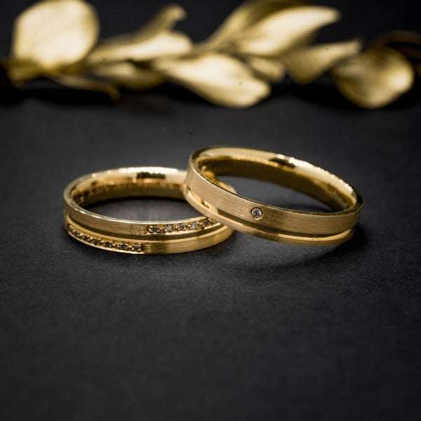 Par de argollas de matrimonio confort sólidas de 4mm con cristales elaboradas en oro amarillo de 18 kilates