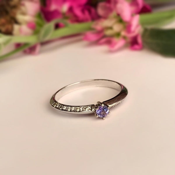 Anillo de compromiso con tanzanita natural y diamantes elaborado en oro blanco de 14 kilates