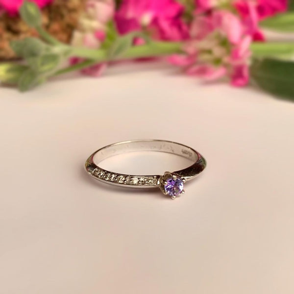 Anillo de compromiso con tanzanita natural y diamantes elaborado en oro blanco de 14 kilates
