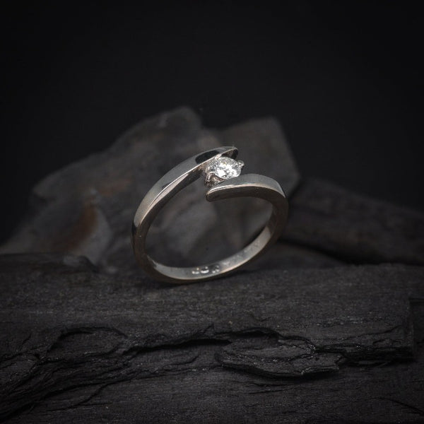Anillo de compromiso con diamante natural de .20 puntos elaborado en oro blanco de 14 kilates