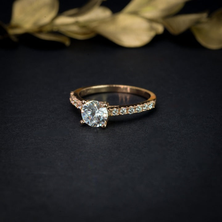 Anillo de compromiso con moissanita .50ct y cristales elaborado en oro rosa de 14 kilates