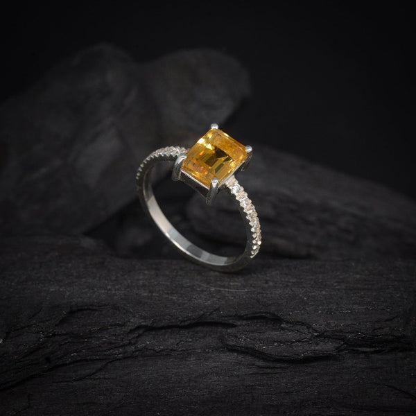 Anillo de compromiso con citrino natural y 12 diamantes laterales elaborado en oro blanco de 14 kilates