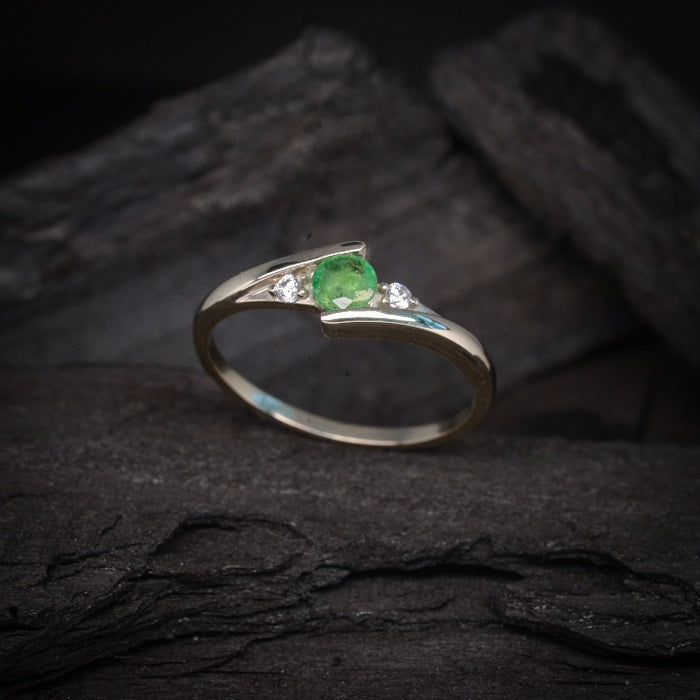 Anillo de compromiso con esmeralda natural de corte