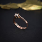 Anillo de compromiso con diamante natural de .20ct elaborado en oro rosa de 14 kilates