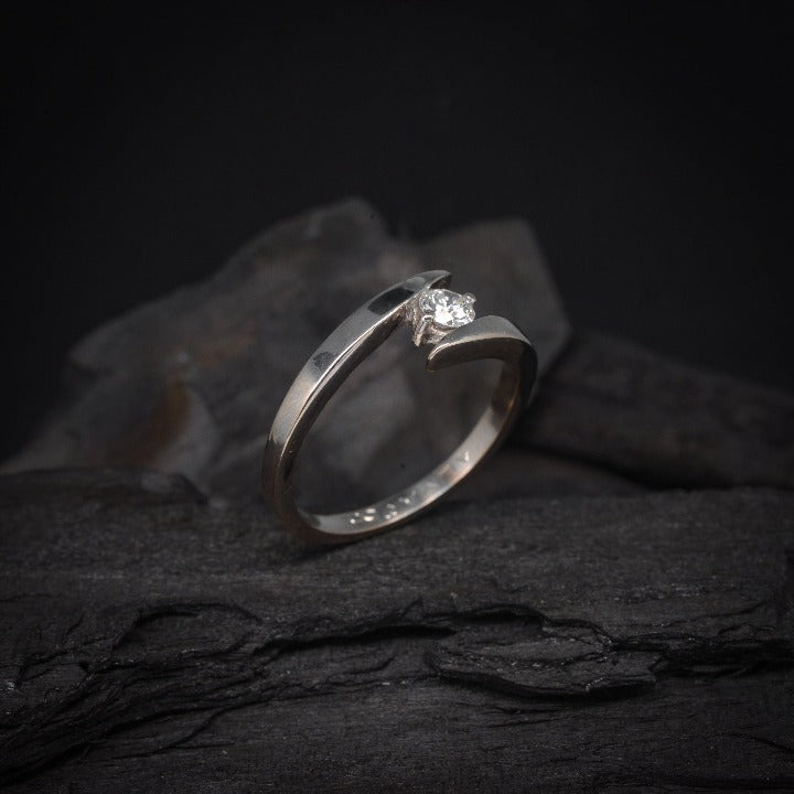 Anillo de compromiso con cristal realizado en oro blanco de 14 kilates