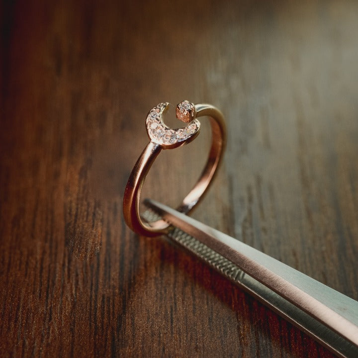 Anillo de compromiso con diamantes naturales .07ct elaborado en oro rosa de 14 kilates
